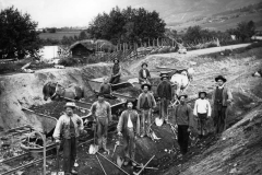 H. H. Kirketeigens arbeidslag ved Kvam i Gudbrandsdalen. – (Foto: Hans H. Lie, Maihaugen - SS-HHL-03048)