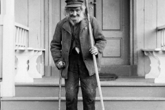 Ole Knipen, husmann under Veikle i Kvam i Nord-Fron, fotografert i juni 1897. – (Foto: Hans H. Lie, Maihaugen - SS-HHL-03581)