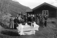 Begravelse - Før den siste ferden. – (Foto: Hans H. Lie, Maihaugen - SS-HHL-24594)
