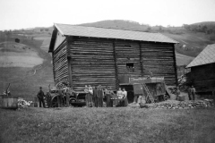 Tresking med treskeverk som blir drevet av lokomobil. Brandvol i Fron 1901 – (Foto: Hans H. Lie, Maihaugen - SS-HHL-C-00003)