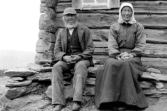 To gamle husmannsfolk fotografert utenfor stua si. – (Foto: Hans H. Lie, Maihaugen - SS-HHL-C-00038)