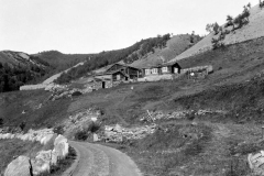 Plassen Skulemesterstugu i Vågå fotografert ca. 1930. – (Foto: Hans Joramo, Maihaugen - SS-HJM-0023)