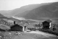 Plassen ligger høyt og fritt ovenfor Ringebu Kirke. Bildet er tatt ca. 1925. – (Foto: Jørgen N. Elstad, Maihaugen - SS-JNE-5555)