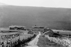 Lesja prestegård fotografert ca. 1895 . – (Foto: Mathias P. Lien, Maihaugen - SS-MPL-0067)