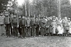 Skolebilde. Guttene med grev og jentene med kurv. – Fotograf: Lars Bleken, Foto: Randsfjordmuseene AS