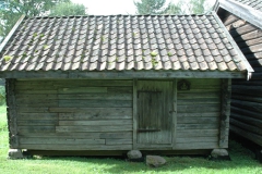 Fjøs fra Kålabakken under Dvergsten. Fjøset fra plassen Kålabakken under Dvergsten i Gran er i dag en del av husmannsplassen på Hadeland Folkemuseum – Foto: Randsfjordmuseene AS