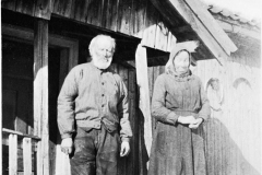 Erik og Karen på plassen Bjøraltbråten i Lunner, 1930 – Foto: Randsfjordmuseene AS