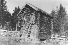 Husmannsplassen Kvernerud i Aust-Torpa ca. 1916. Kvernerud var en forholdsvis god plass. De hadde stabbur som fremdeles står på stedet – Foto: Randsfjordmuseene AS