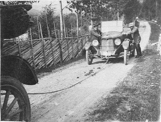 Bilde av en bil som taues på Østre Toten i 1920