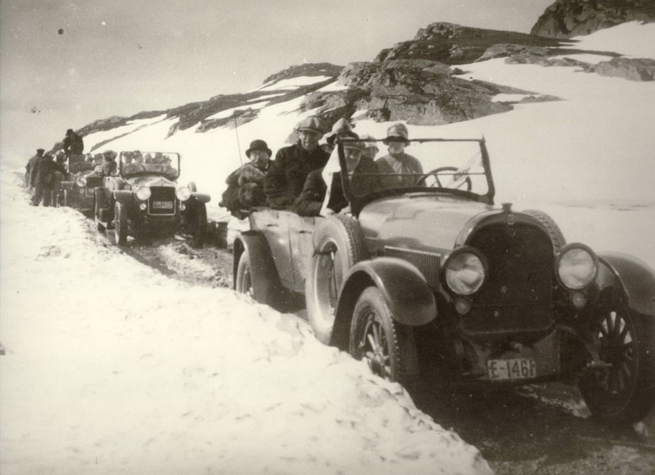 Bilde av biler i Båtskaret som kjører gjennom snøen i 1927
