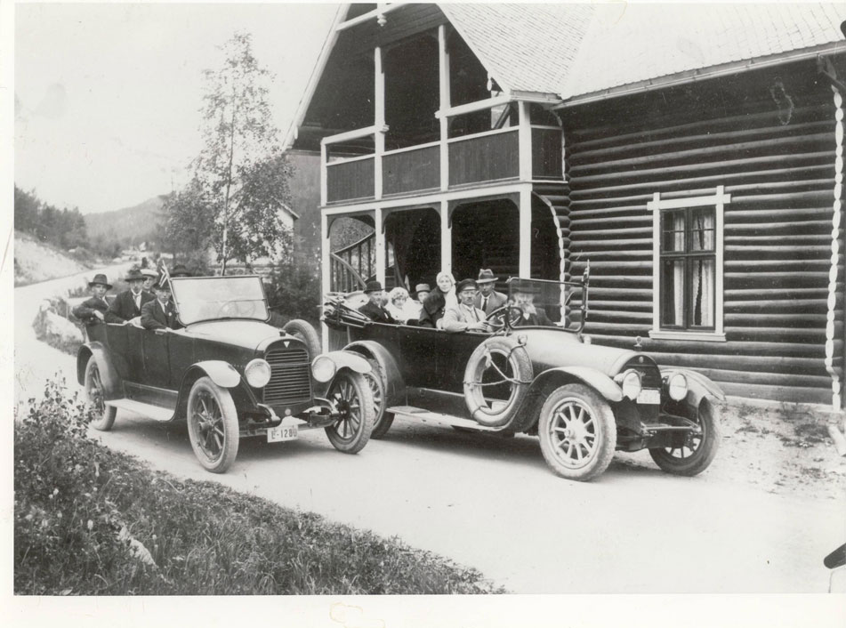 Bilde av biler på Bydinvegen tidlig på 1900 tallet