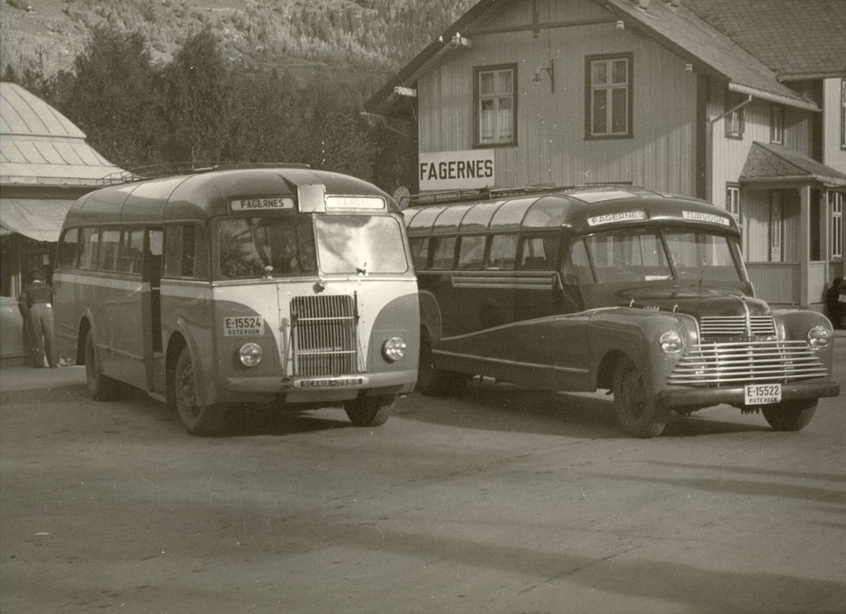 Bilde av busser på Fagernes stasjon