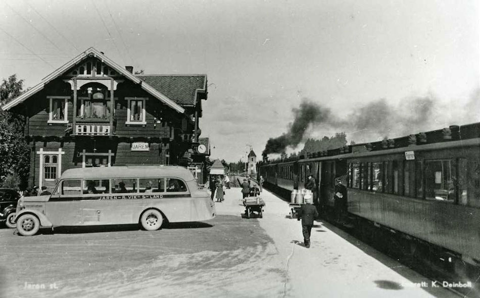 Bilde av buss/rutebil på Jaren stasjon