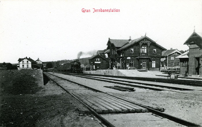 Bilde av Gran stasjon i svart/hvitt