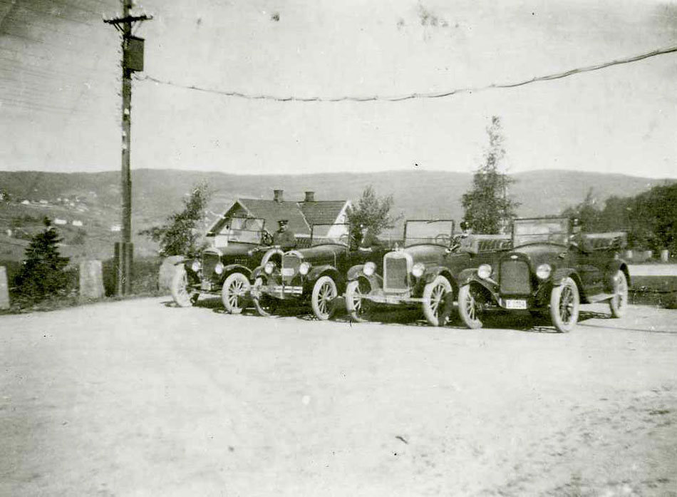 Bilde av drosjer på Roa i 1926