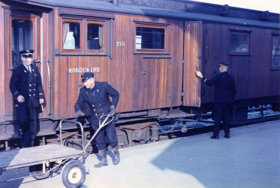 Bilde av eldre tog i tre på Gran stasjon