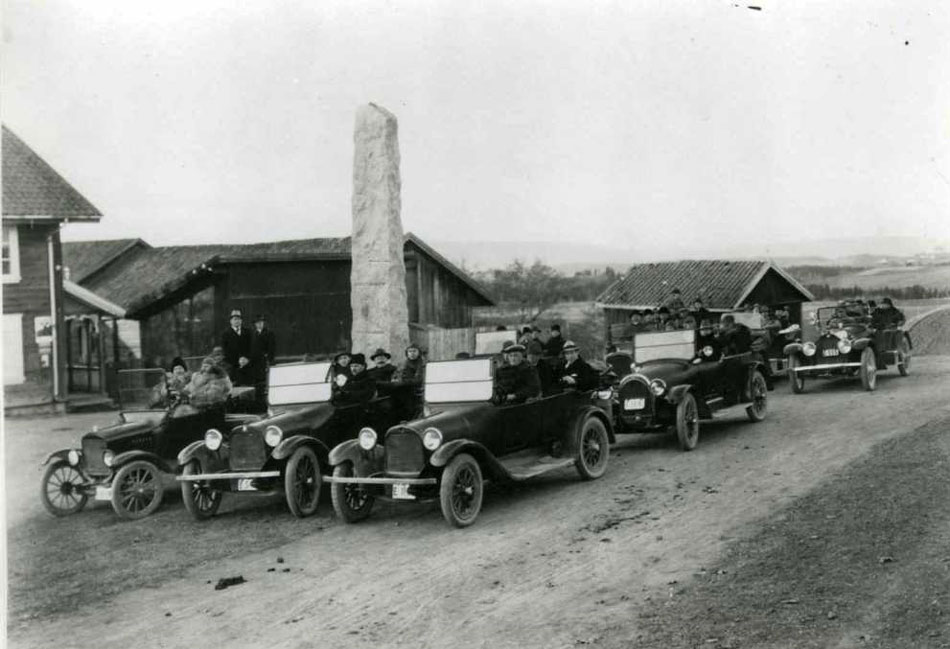 Bilde av biler på Granavollen i 1925