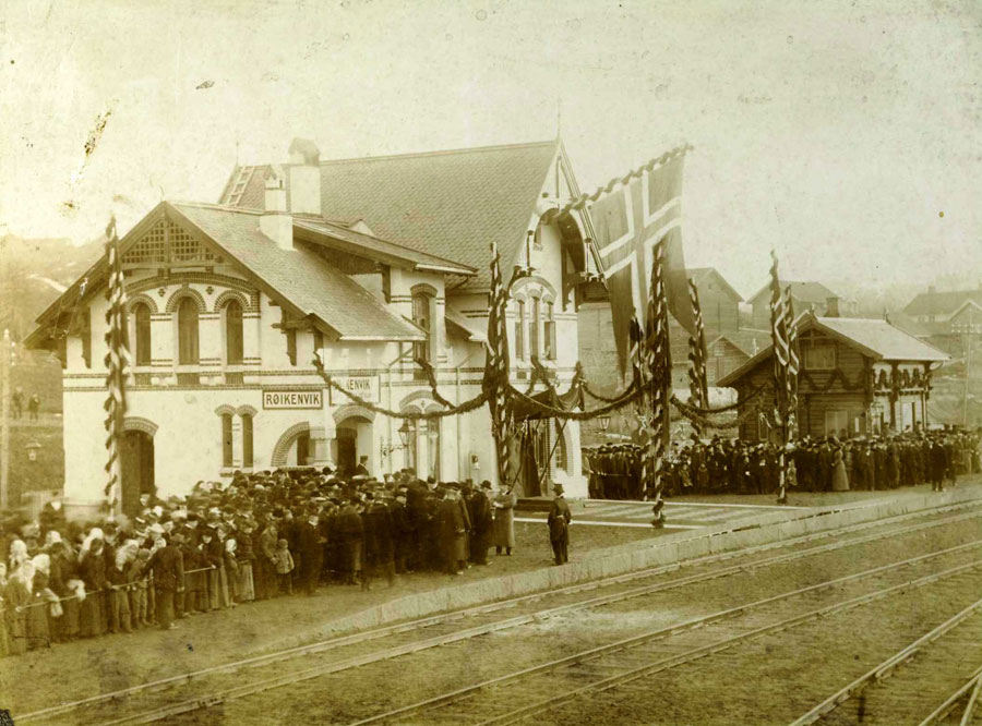Bilde av Røykenvik stasjon på åpningsdagen i 1900