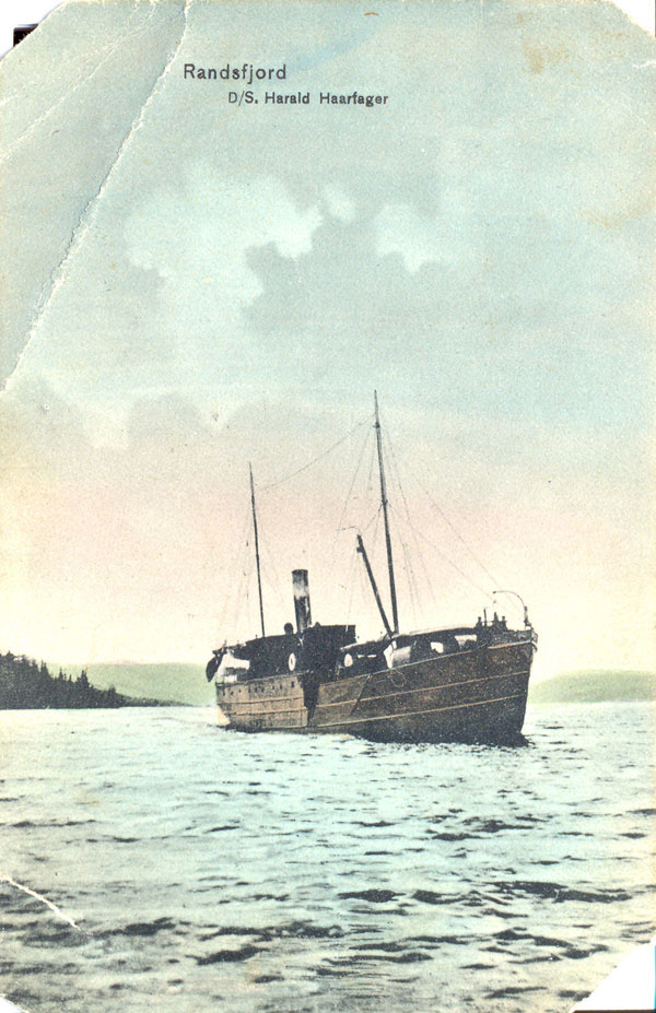 Bilde av Dampskipet Harald Haarfager utenfor Randsfjord stasjon 