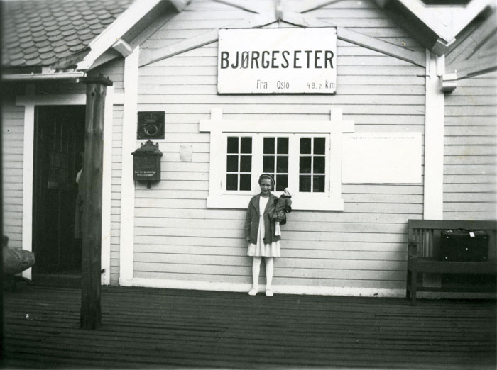 Bilde av reisende ved Bjørgeseter stasjon ca 1940