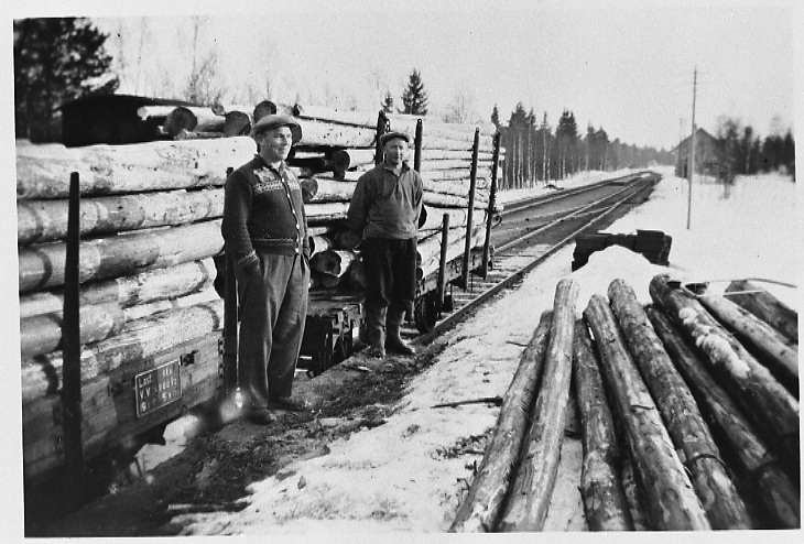 Bilde av tømmerlessing ved Kutjern stasjon i 1953