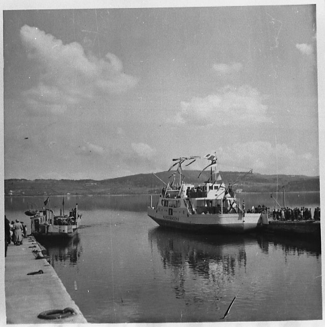 Bilde av "Mjøsfærgen I" og "Mjøsfærgen II" ved Gjøvik brygge, 1960