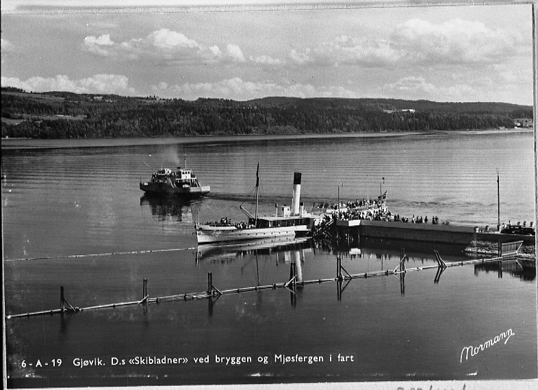 Bilde av D/S "Skibladner" og "Mjøsfærgen II" ved Gjøvik brygge, trolig 1952 