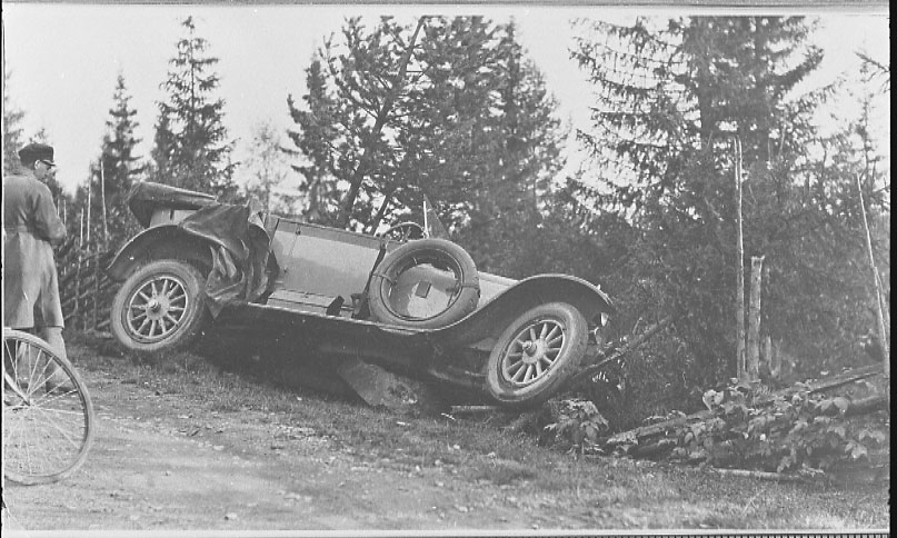 Bilde av bil som har kjørt av vegen og kræsjet i skogkanten