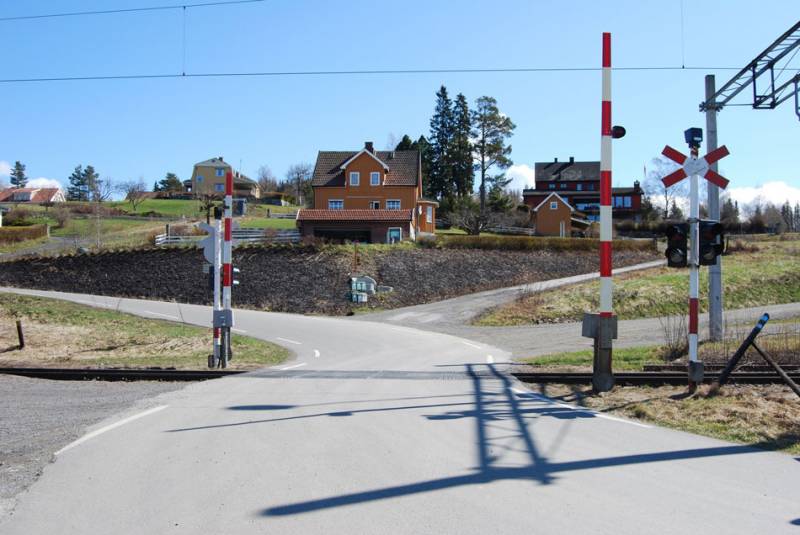 Bilde av jernbaneovergang bilvei på Bleiken stasjon