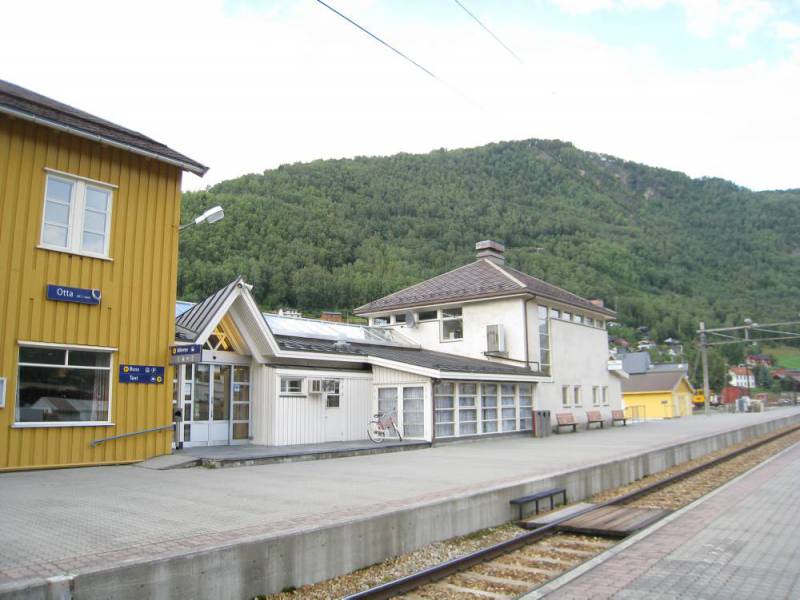 Bilde av stasjonsbygningen med tilbygg ved Otta stasjon