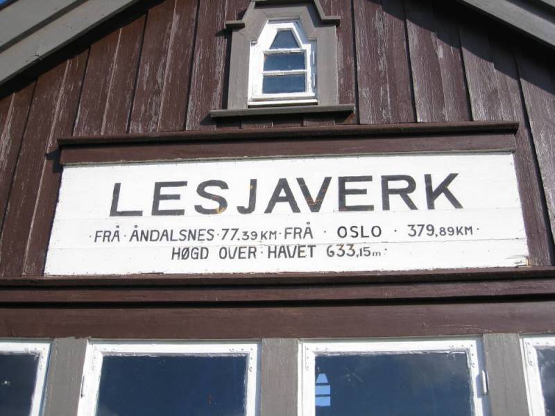 Bilde av stasjonsskilt Lesjaverk stasjon