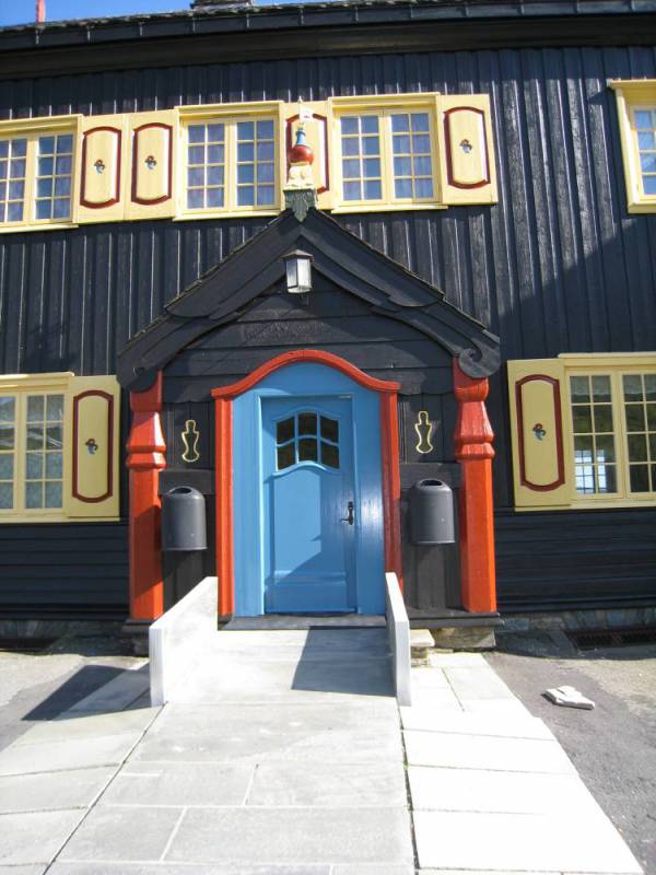 Bilde inngangsparti Hjerkinn stasjon