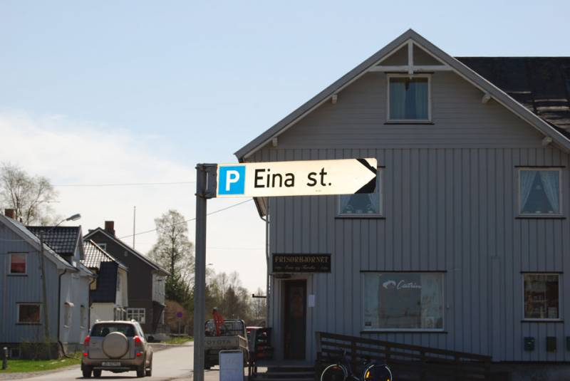 Bilde av skilt til parkeringsplass Eina stasjon