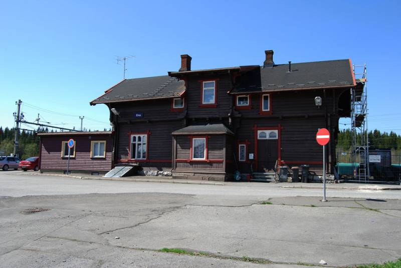 Bilde av stasjonsbygning mot øst ved Eina stasjon