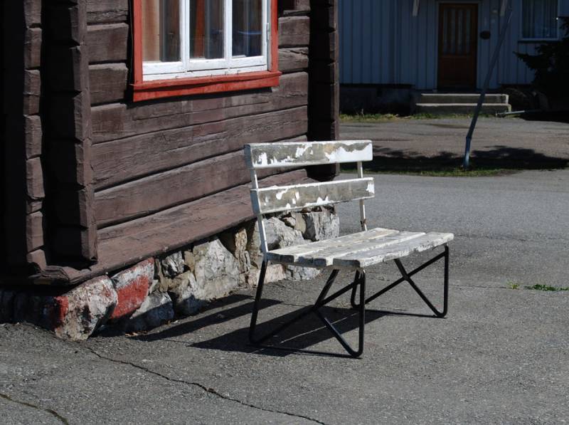 Bilde av sliten utebenk ved Eina stasjon i 2008