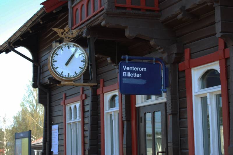 Bilde av stasjonsklokka ved Eina stasjon 2008