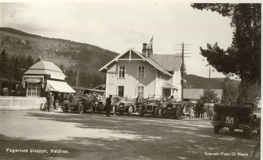 Bilde av biler på Fagernes stasjon