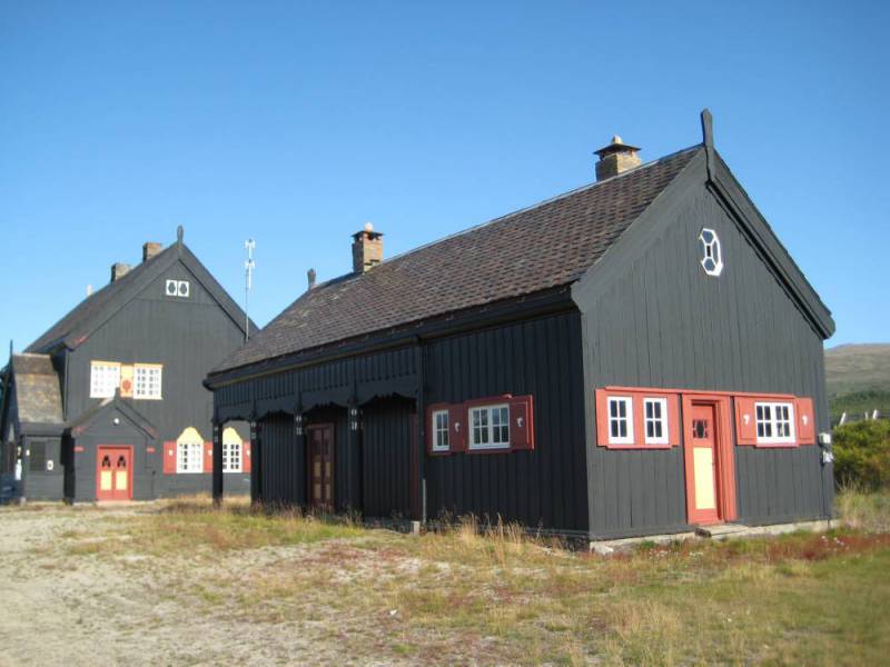 Bilde av godshuset og stasjonsbygget på Fokstua stasjon
