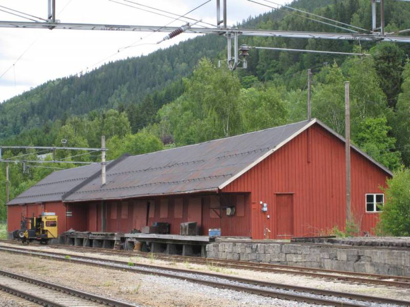 Bilde Lagerbygningen med ramper ved Fåberg stasjon 