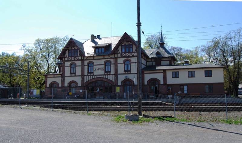 Bilde av stasjonsbygningen på Gjøvik stasjon