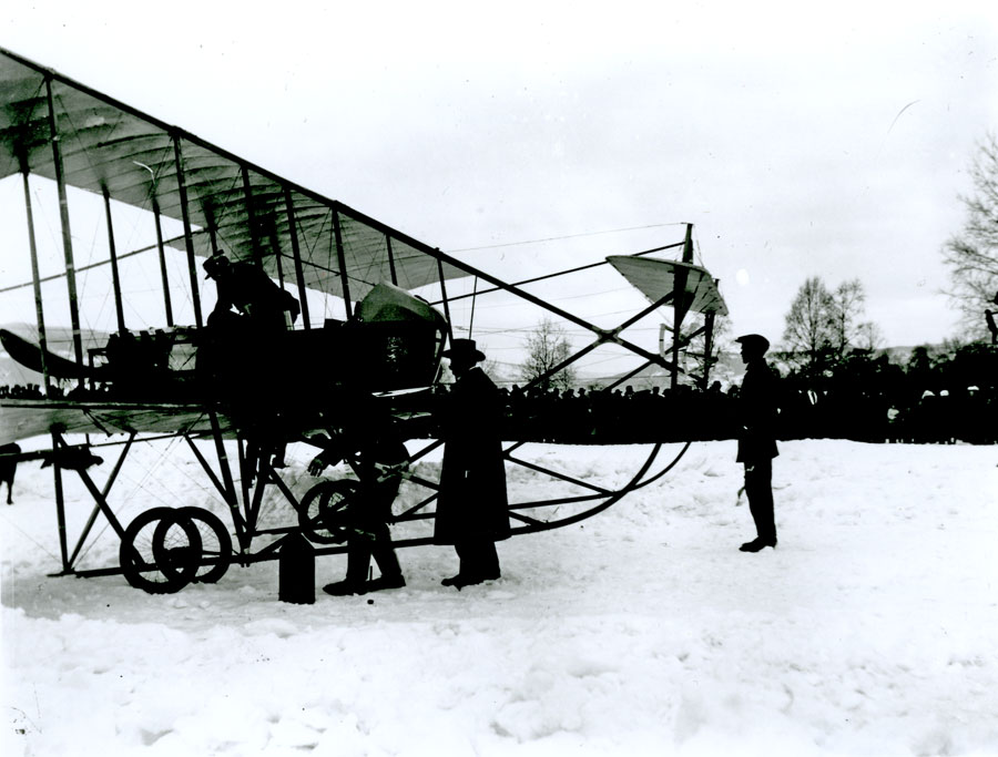 Bilde av et fly på et jorde på Lillehammer