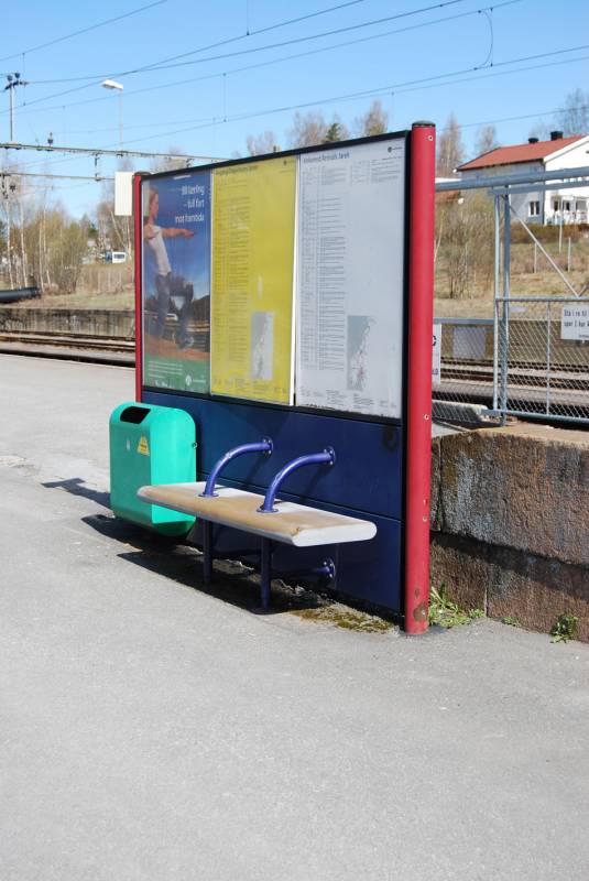 Bilde av moderne stasjonselement med benk på Jaren stasjon