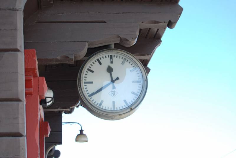 Bilde av stasjonsklokka på Jaren stasjon