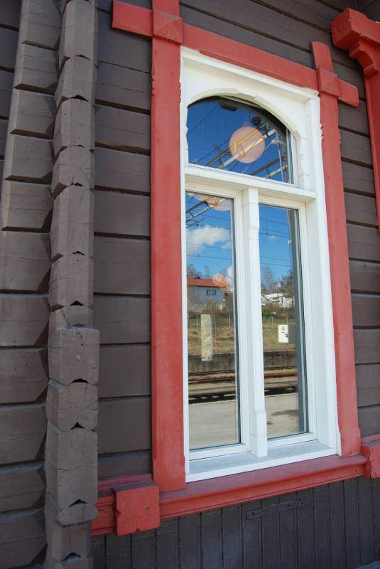 Bilde av detaljer på vindu på Jaren stasjon