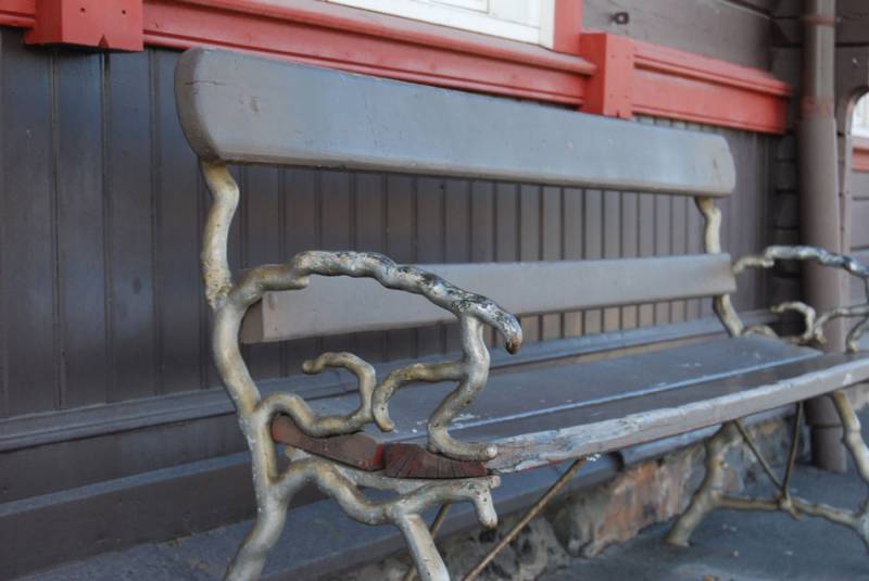 Bilde av gammel benk på Jaren stasjon