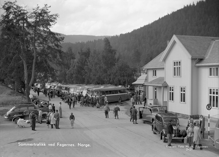 Bilde av personbiler og rutebiler ved Fagernes stasjon