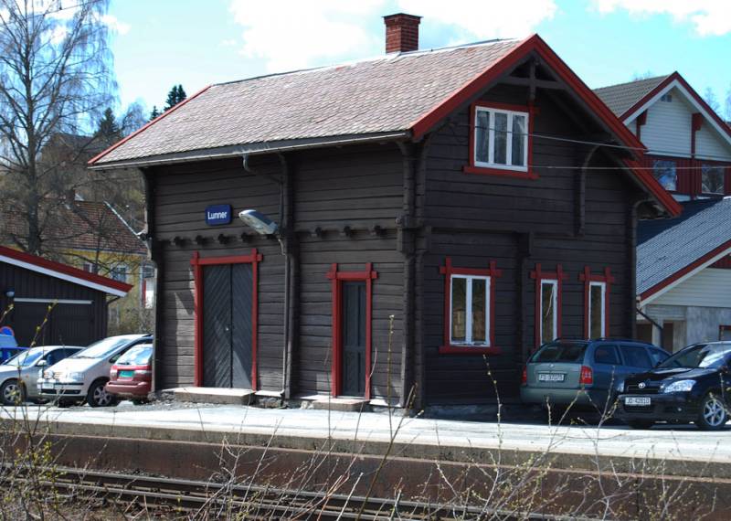 Bilde av uthuset på Lunner stasjon