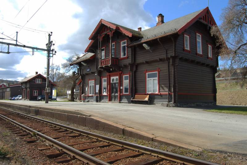 Bilde stasjonsbygg Lunner stasjon