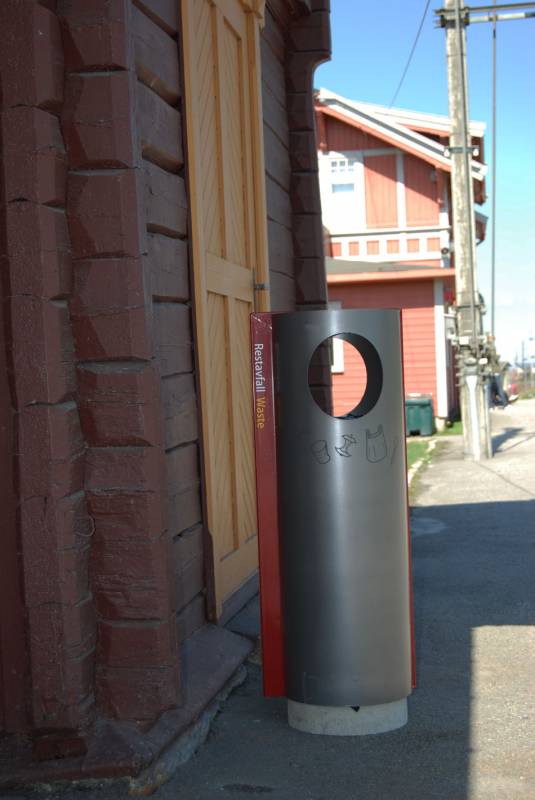 Bilde av moderne søppelbøtte ved Raufoss stasjon