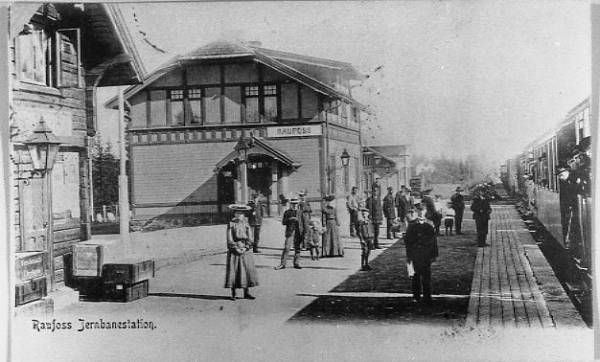 Bilde av Kristianiatoget på Raufoss stasjon 1905